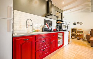 Cookware/dishes/utensils