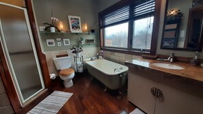 Bathtub, hair dryer, towels, soap - Cozy, Modern, Downtown Victorian Townhouse - Close to Everything! (Toronto)