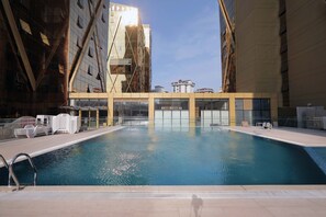 Piscine intérieure, piscine extérieure en saison