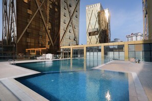 Piscine intérieure, piscine extérieure en saison