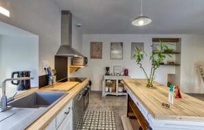 Fridge, stovetop, coffee/tea maker