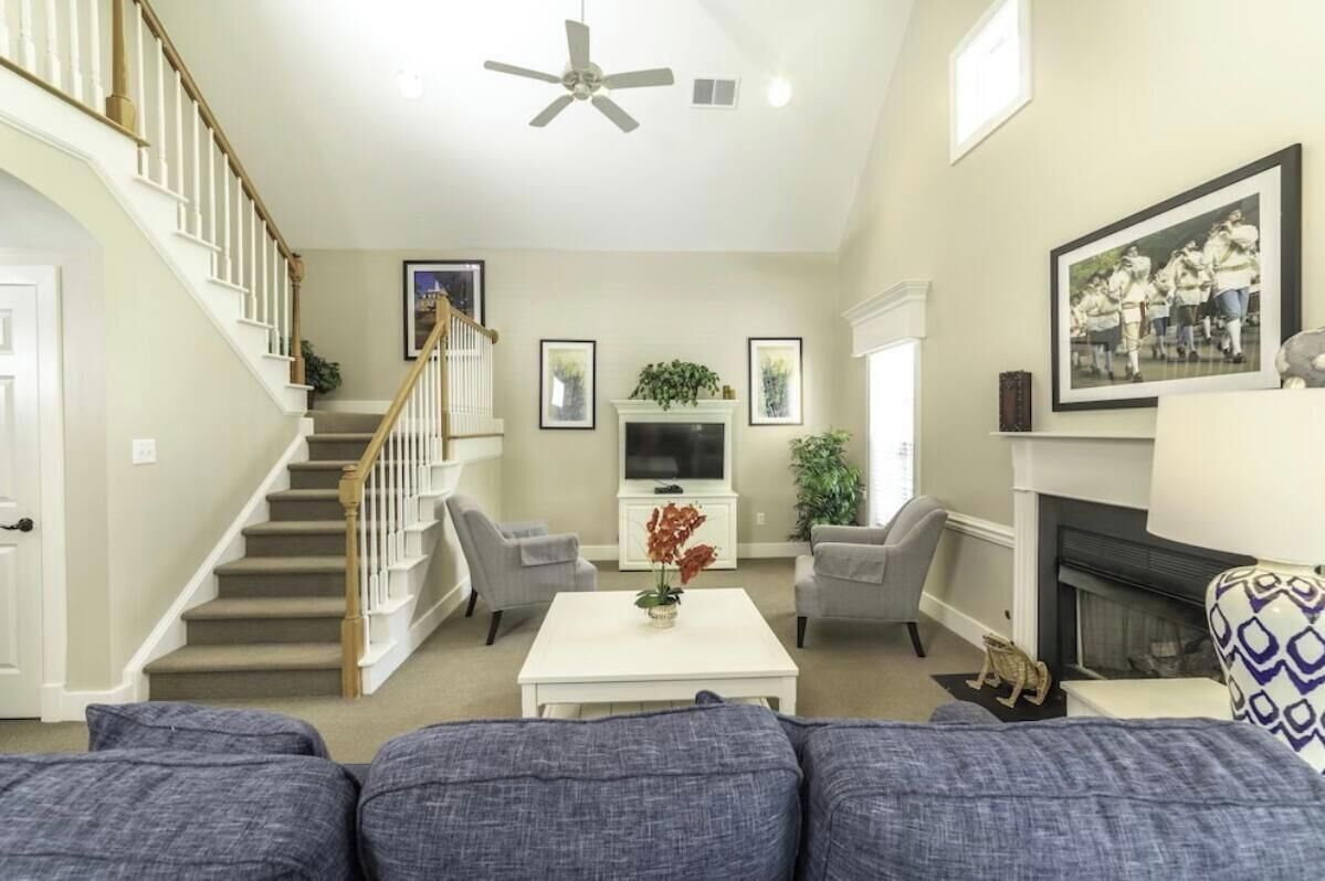 Téléviseur, jeux vidéo, lecteur de DVD, table de ping-pong