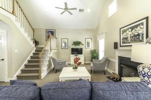 Fernseher, Videospiele, DVD-Player, Tischtennisplatte