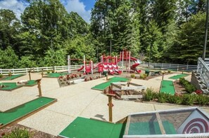 Property grounds - Family-sized Cottage, minutes away from Water Country USA & Busch Gardens! (Williamsburg)