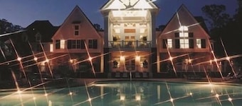 Family-sized Cottage, minutes away from Water Country USA & Busch Gardens!