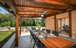 Outdoor dining - Pet friendly home in Sisak with sauna (Sisak)