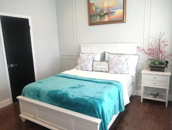 3 habitaciones, escritorio, tabla de planchar con plancha y wifi gratis 