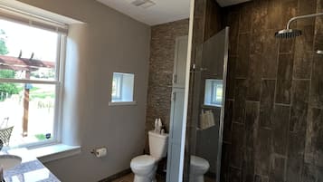 Douche, sĂšche-cheveux, serviettes fournies, savon