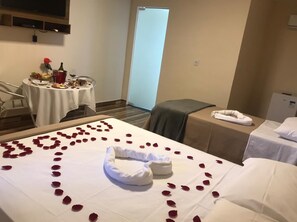 Neljän hengen standard-huone, järvinäköala | Samppanjapalvelu