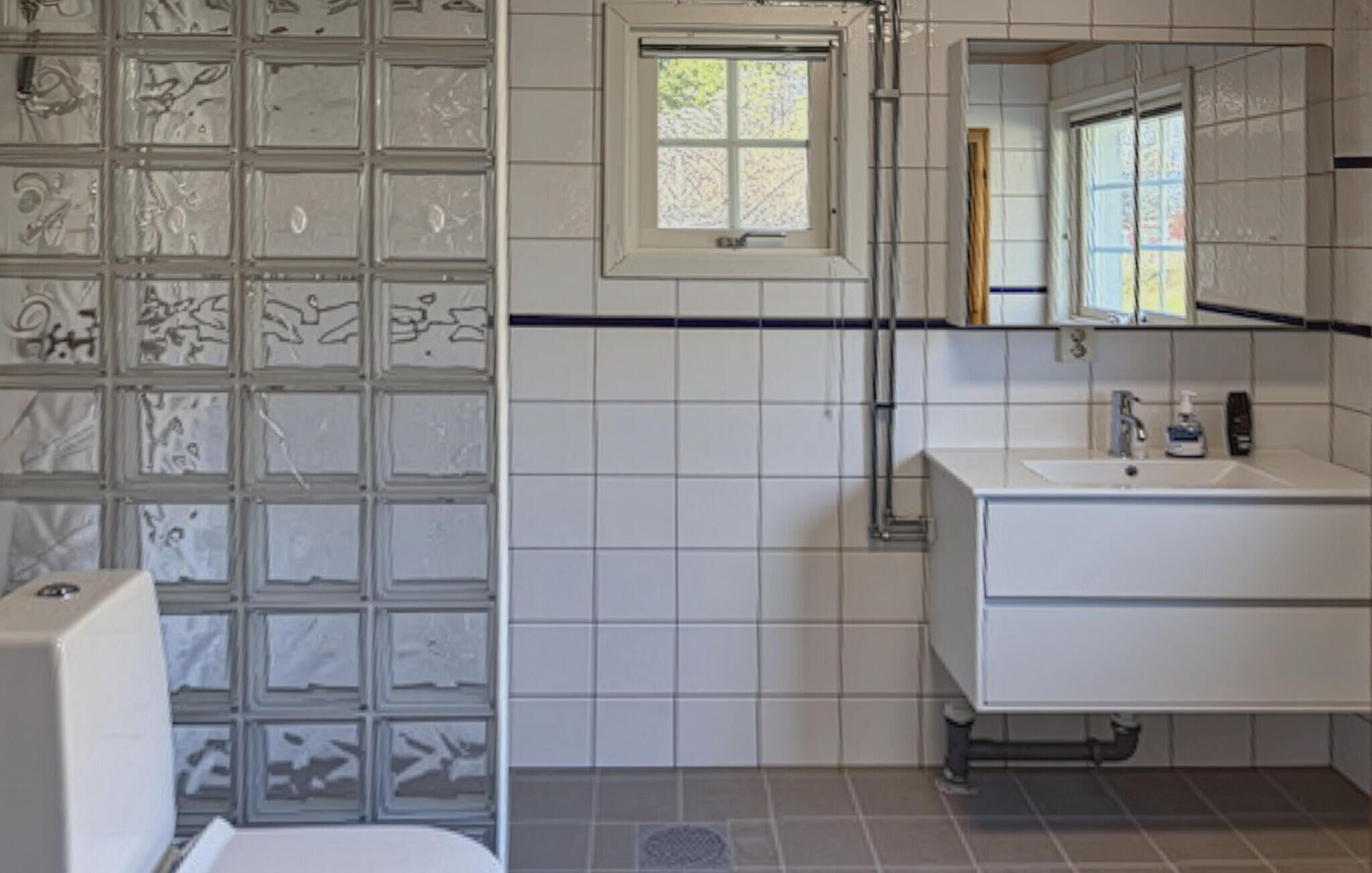 Combined shower/tub