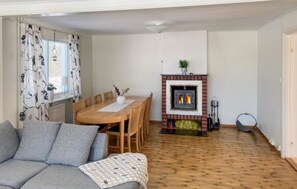 TV - Pet friendly home in Lidköping (Lidköping)