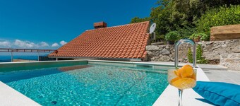 Pet friendly apartment in Dubravica