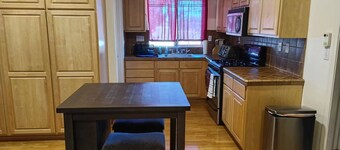 Beautiful Private Guesthouse right off Freeway w/ Full Kitchen