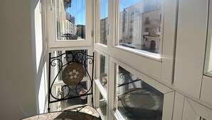 Een meerlaags interieur met grote ramen met uitzicht op een stadsgezicht.