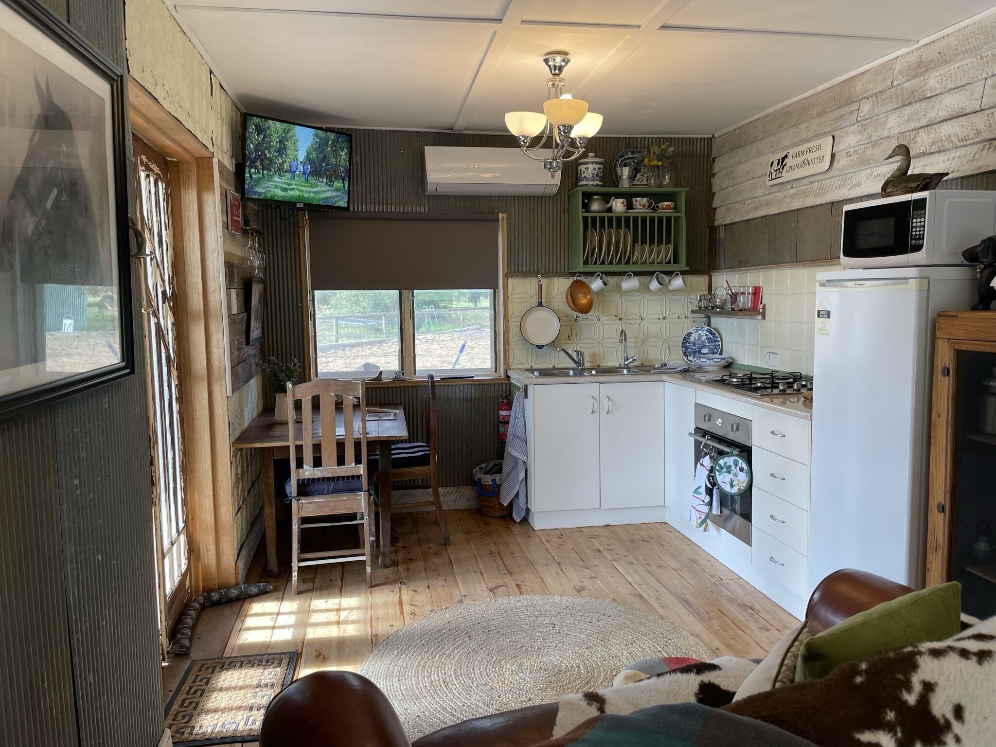 ثلاجة، ميكروويف، فرن، ماكينة لصنع القهوة/الشاي