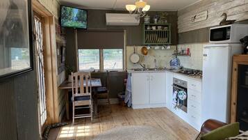 KĂŒhlschrank, Mikrowelle, Ofen, Wasserkocher mit Kaffee-/Teezubehör