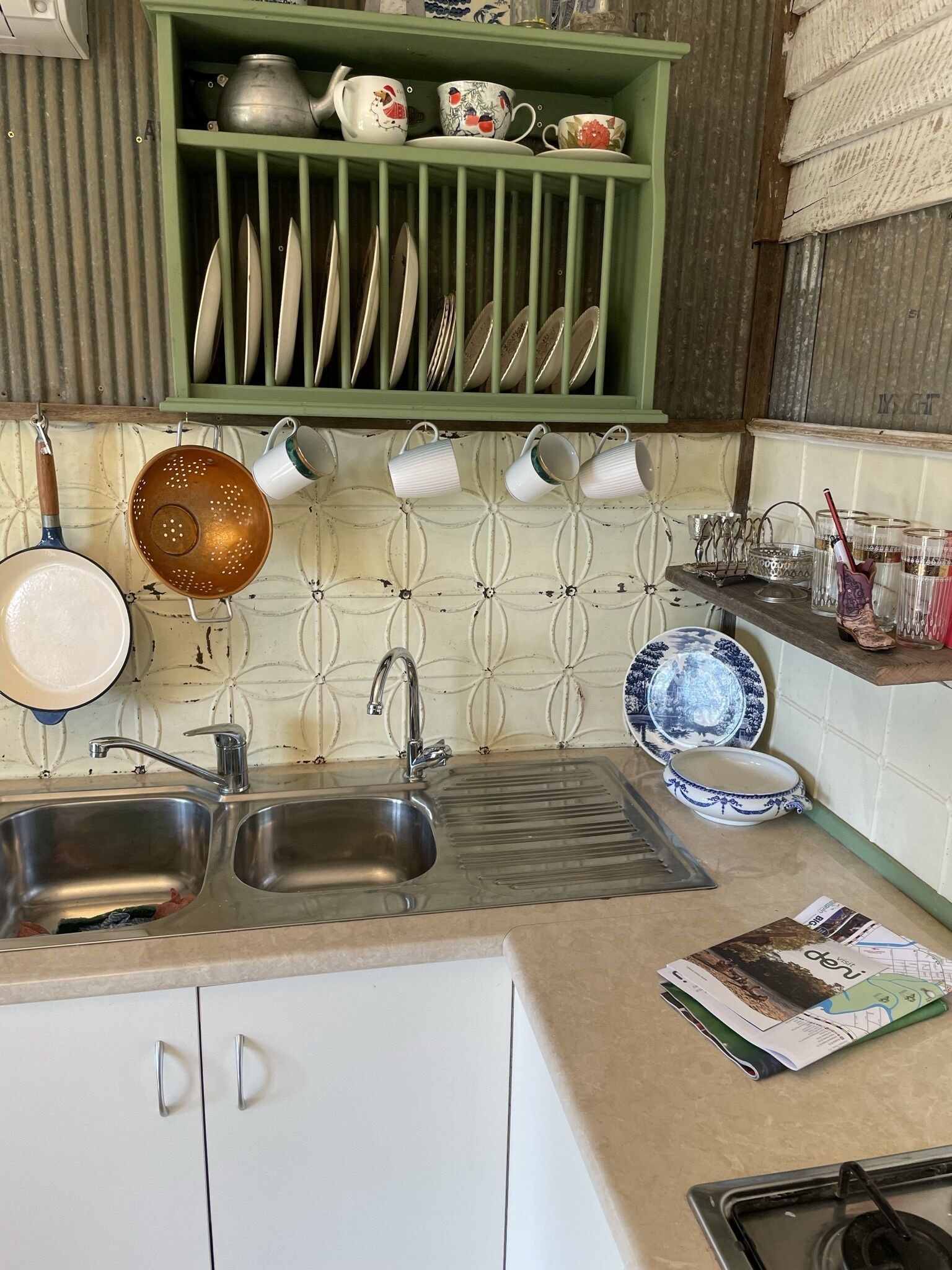 Refrigerador, microondas, horno y cafetera y tetera 