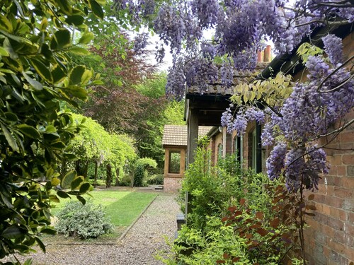 Large family cottage nestled in Sherwood Forest