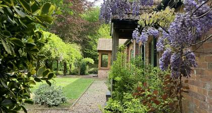 Large family cottage nestled in Sherwood Forest
