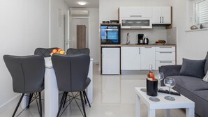 Eine moderne Wohnung mit Essbereich, Küche und Wohnbereich.