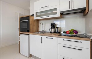 Réfrigérateur, plaque de cuisson, lave-vaisselle, cafetière/bouilloire