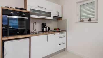 Fridge, stovetop, dishwasher, coffee/tea maker