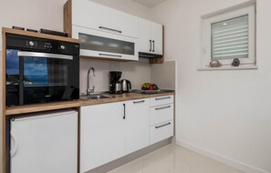 Refrigerador, parrilla de estufa, lavavajillas y cafetera y tetera 