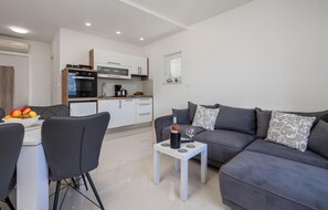 TV - Stunning apartment in Kampor with house sea view (Kampor)