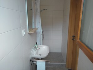 Combined shower/bathtub, hair dryer, towels, soap