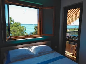 2 bedrooms, desk, WiFi, bed sheets