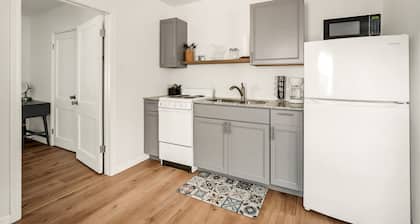 Gretel ; Private one bedroom duplex in desirable Fort Smith downtown Park Hill