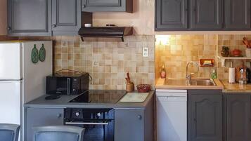 KĂŒhlschrank, Ofen, GeschirrspĂŒler, Wasserkocher mit Kaffee-/Teezubehör