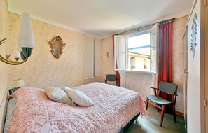 4 bedrooms, iron/ironing board, free WiFi