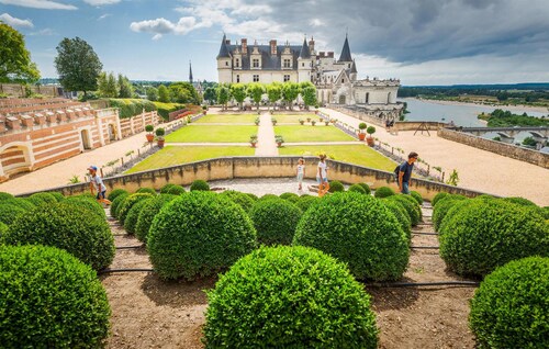 Awesome home in Saint Ouen les Vignes