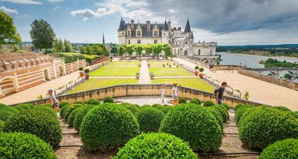Awesome home in Saint Ouen les Vignes