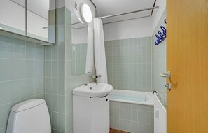 Bathtub - Stunning apartment in Faaborg (Faaborg)