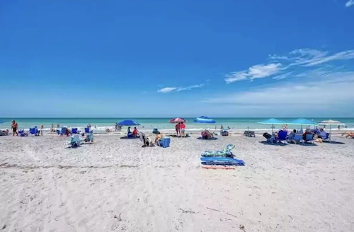 Breathtaking 250' Bayfront home w/ private pool