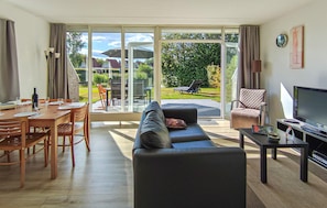 Télévision, lecteur de DVD, chaîne hi-fi