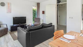 Een televisie, een dvd-speler en een stereo