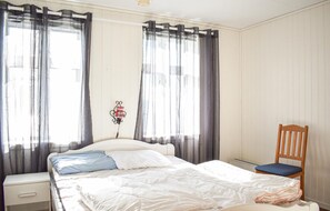 5 bedrooms, free WiFi, bed sheets