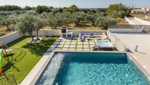 A pool area with a hot tub, seating, and a view of the sea. - Nice home in Galizana (Galizana)