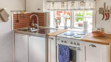 Kühlschrank, Herdplatte, Wasserkocher mit Kaffee-/Teezubehör