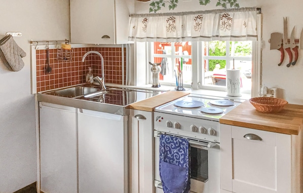Fridge, stovetop, coffee/tea maker