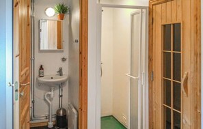 Shower - Lovely home in Bettna with kitchen (Bettna)