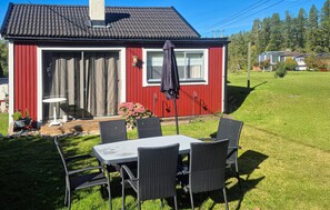 Outdoor dining - Lovely home in Bettna with kitchen (Bettna)
