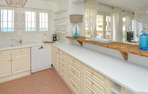 Kylskåp, mikrovågsugn, ugn och spishäll