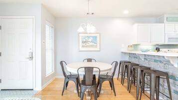 Condo, Multiple Beds, Kitchen, Beach View | Dining