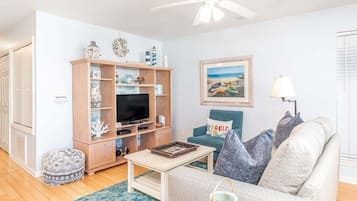 Condo, Multiple Beds, Kitchen, Beach View | Living area | 40-inch TV with digital channels