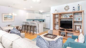 Condo, nhiều giường, bếp, quang cảnh bãi biển | Khu phòng khách | TV 40-inch có truyền hình kỹ thuật số