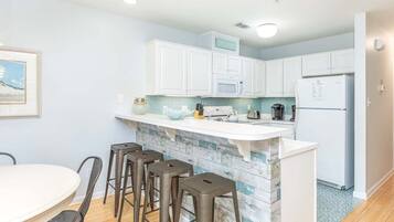 Condo, nhiều giường, bếp, quang cảnh bãi biển | Bếp riêng | Tủ lạnh, lò vi sóng, lò nướng, bếp nấu